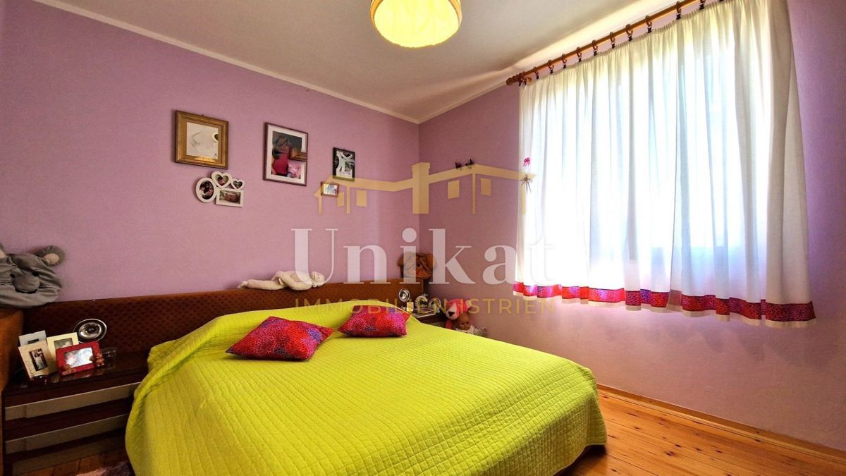 Samostojna hiša z stanovanjem, kletjo in garažo ter pogledom na morje, Buje